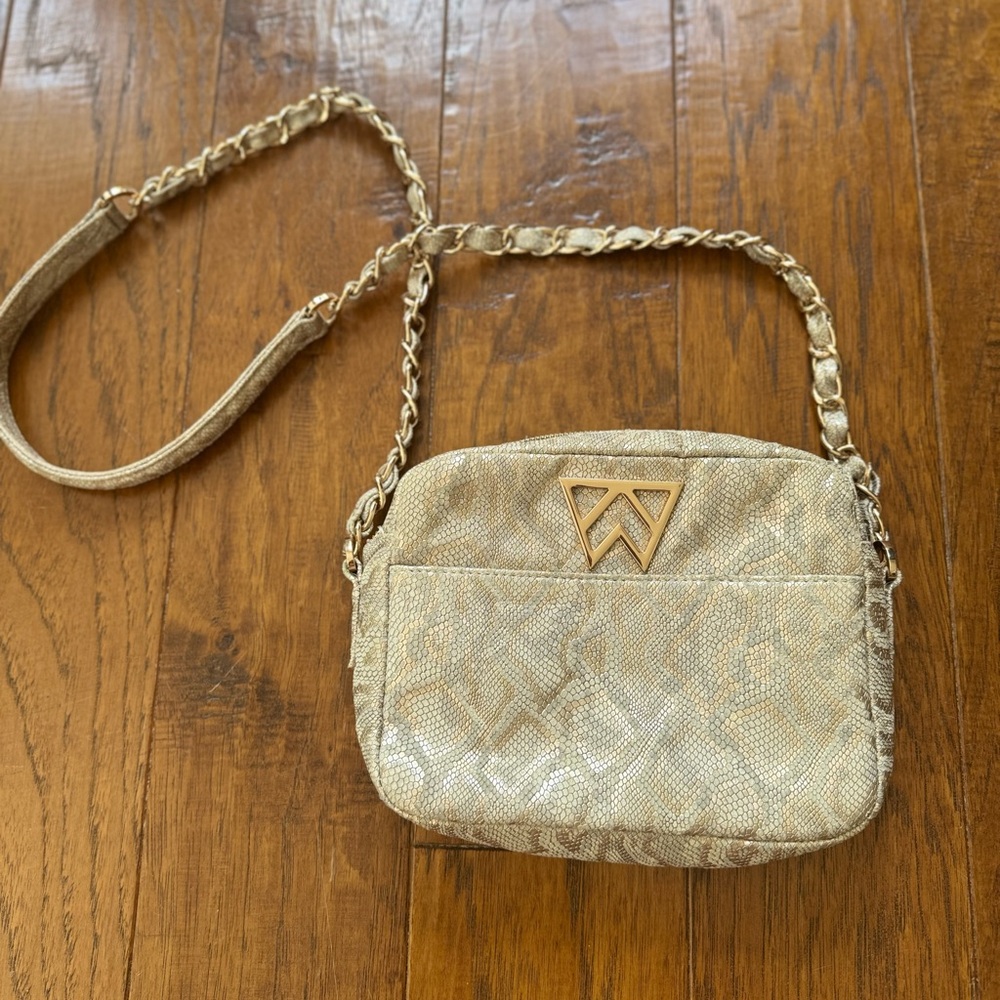 Chic Gold Crossbody Bag with Metallic Accents